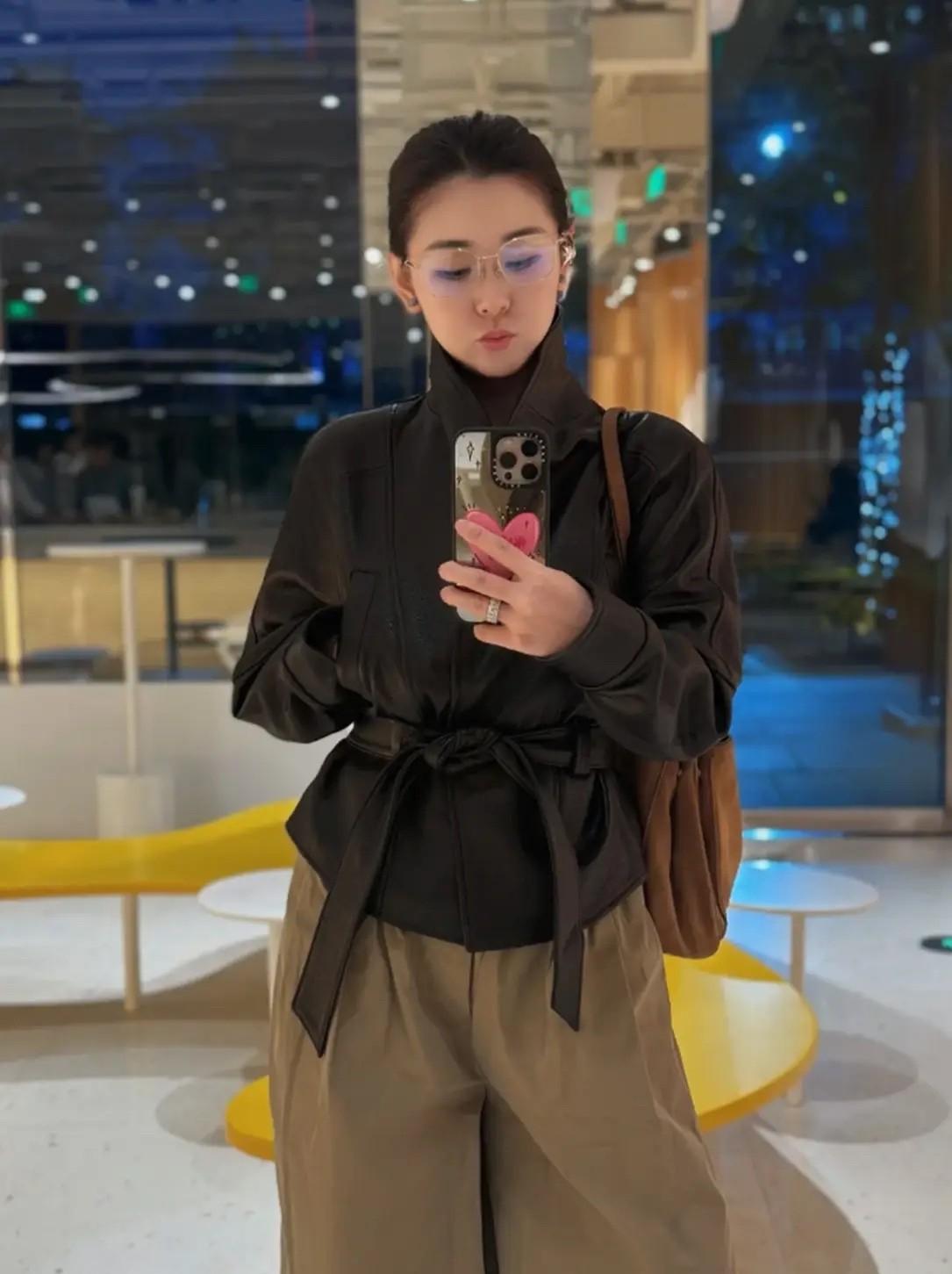 有钱真好！嫁给大连富二代的李小萌，逛街喝咖啡，开的是600万的劳斯莱斯……
李小