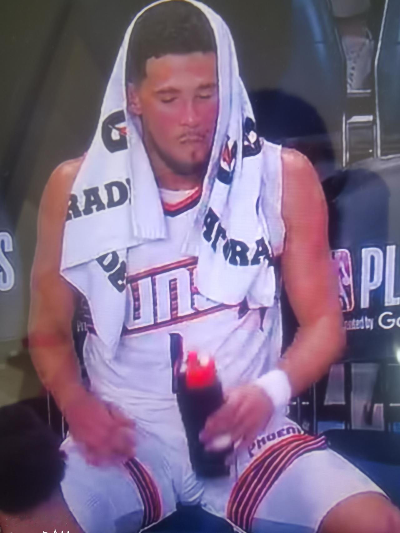 布克太情绪化了

        西部季后赛首轮，太阳客场107-120，输给雷