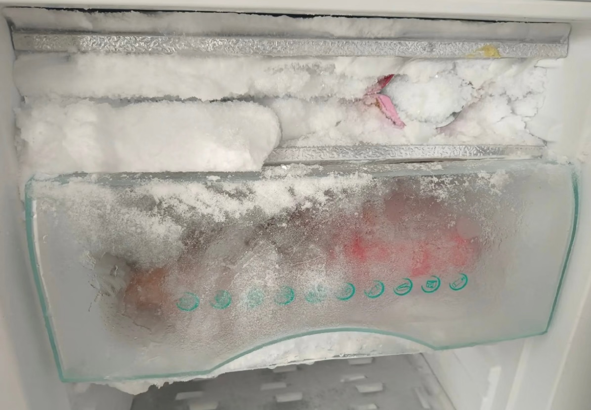 原来冰箱解冻这么简单以前总急着热水泡肉，又柴又不卫生。冷藏层低温静置解冻，鲜嫩不