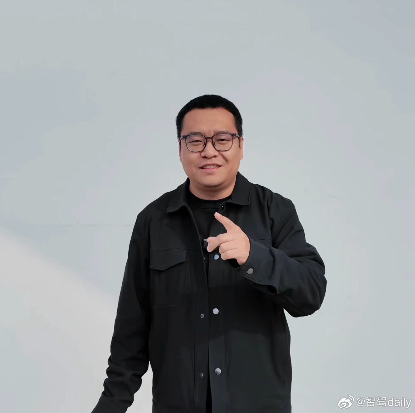 帮忙投个票哪个做头像更合适？二选一 