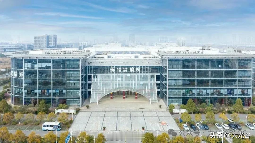 光谷一跨境购物广场开业！
近日，光谷环信跨境购正式开启试营业，打造 “即买即提”