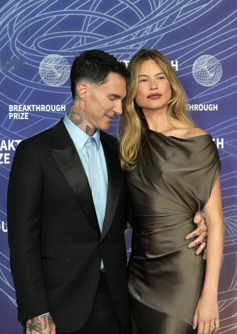 Maroon5主唱和之前长得不一样了有毒的婚姻关系就是 两个人的状态都很差。 