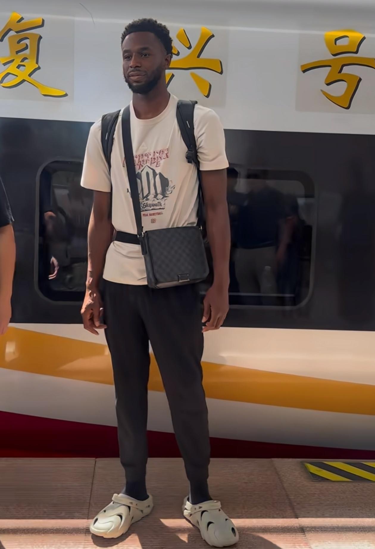 接地气！NBA球星维金斯与高铁合影！

正在中国参加商业活动的NBA球星维金斯与