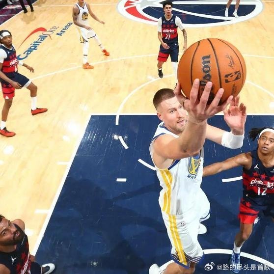 《波尔津吉斯30分创24年纪录，却被勇士三大奇兵抢戏：关键细节值得重视》狂轰30