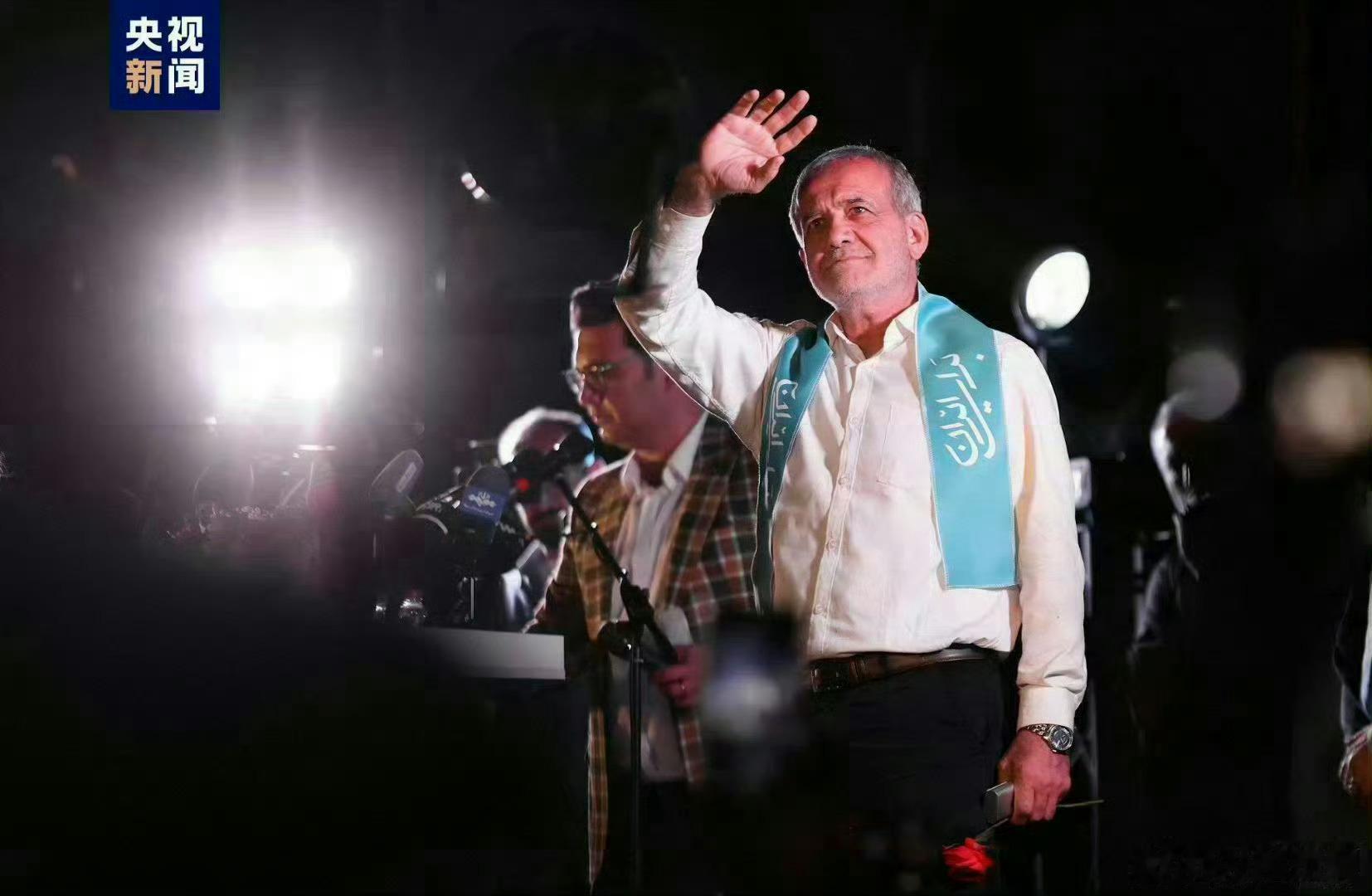 伊朗总统称，伊朗将以更大力量重建核设施，但不会寻求拥有核武器。 ​​​