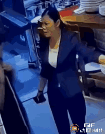 小青年被解雇了，希望他能找到更好的工作。