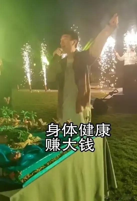 王思聪之前在三亚庆祝36岁生日…，有30多位辣妹到贺。有妹子说，不敢离开座位，怕