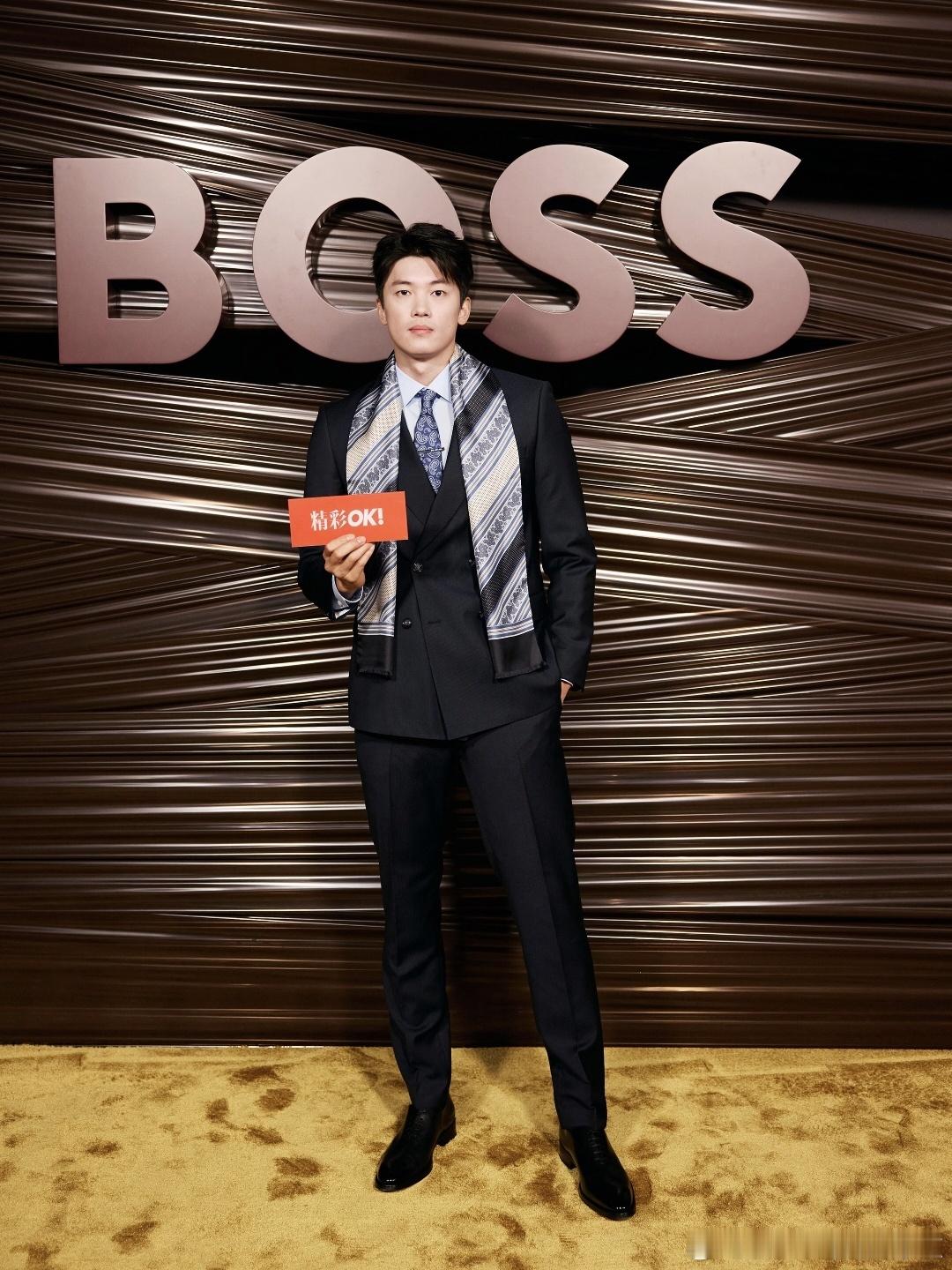 在力量结构与精准比例之间定格锋芒，将竞技场上的专注延伸至秀场语境。 2月26日B