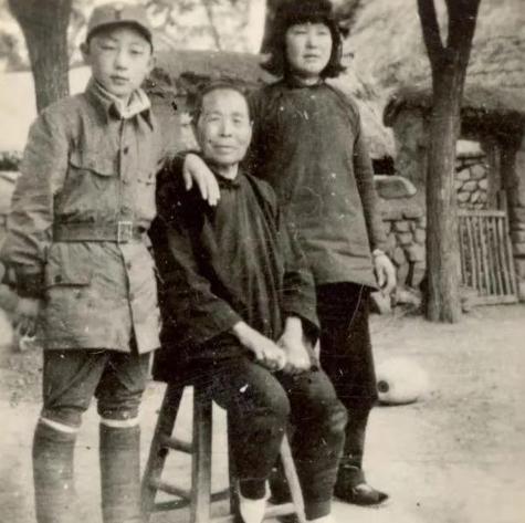 1944年，女侦察员刘杰英被日军活埋，在敌人走后，村民们都围了上来，却有人发现泥