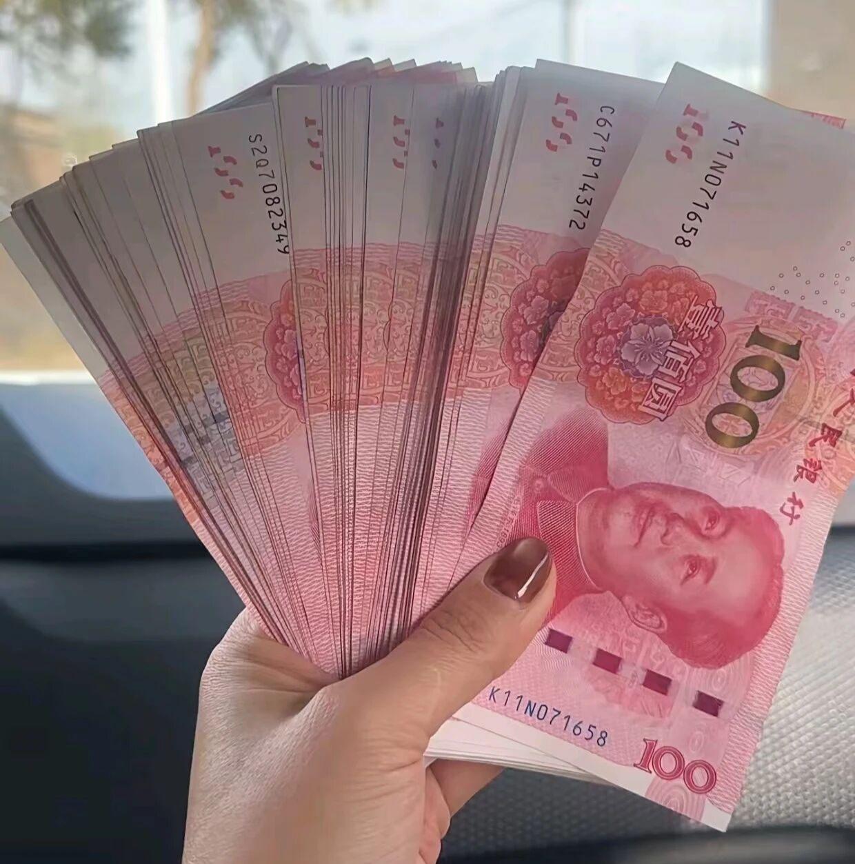 发工资啦！还是现金拿到手里的感觉踏实！拿到现金工资的那一刻，才懂什么叫实实在在的