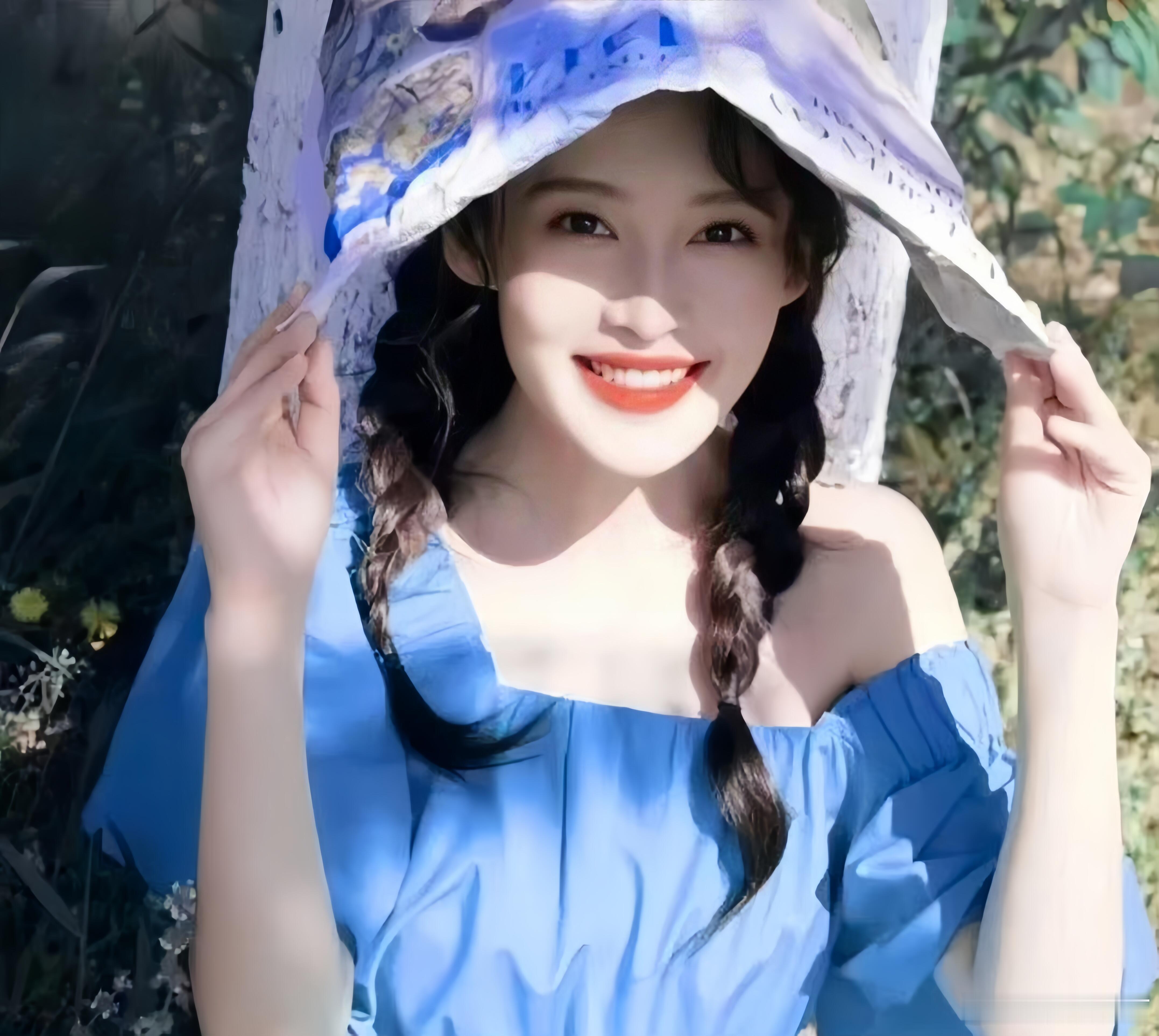 李沁杠铃般的笑声 李沁杠铃般的笑声也太可爱了吧，她的笑声特别有劲儿，自带满满的感