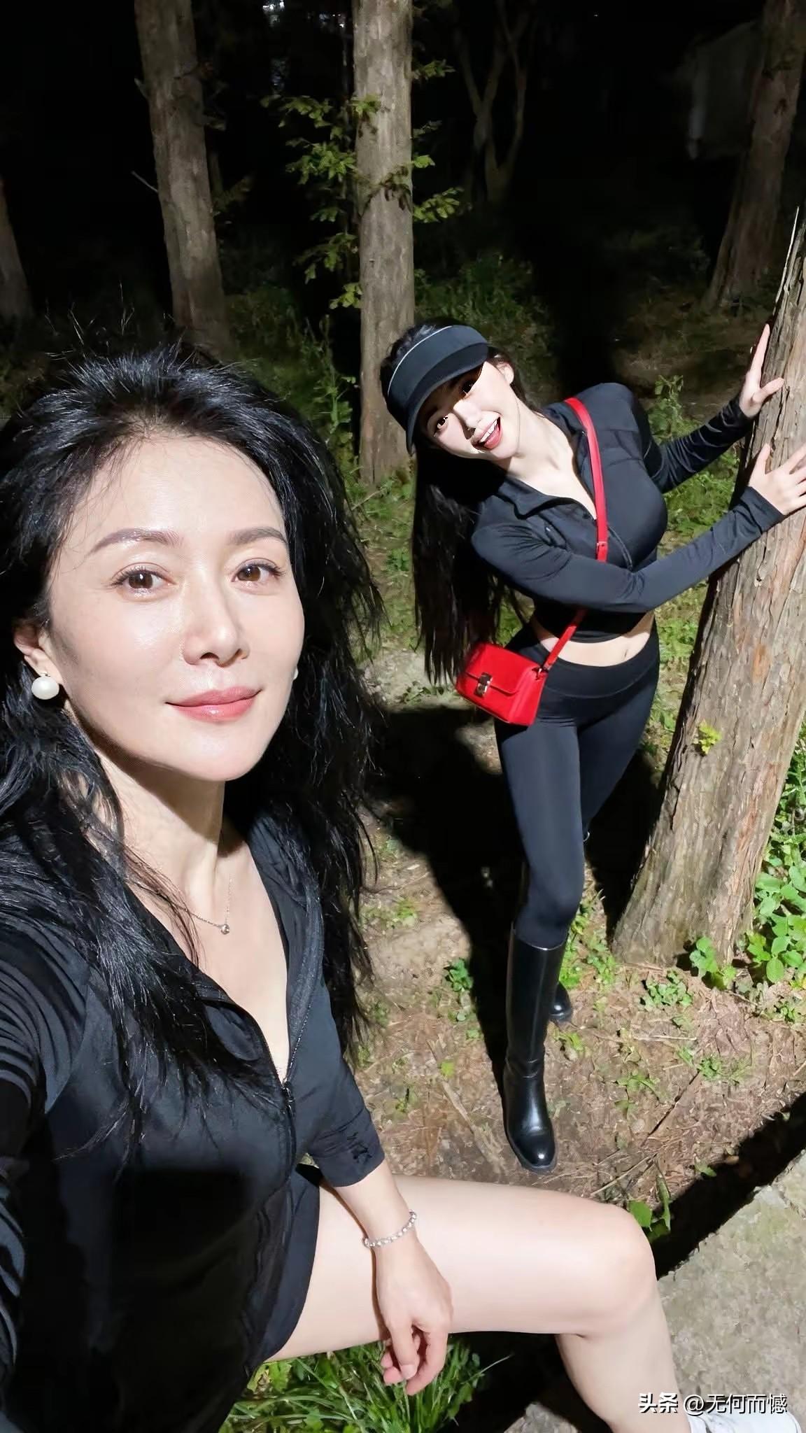 照片中的这两个女子，感觉她们身上有一种迷人的魅力，这种魅力不是装出来的，是她们内