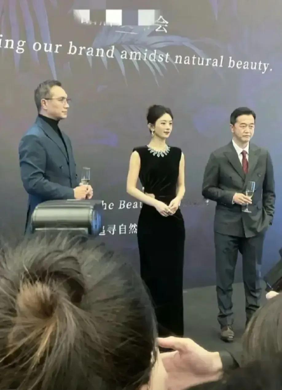 #如果每天给你一万,你还会上班吗?#👗🌟 黑色礼服的赵丽颖，简直美到犯规！这