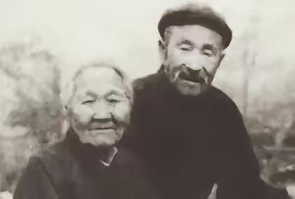 卖酒老汉藏15年秘密：山东民警上门盘问，竟牵出抗日英雄的生死报恩
 
1956年