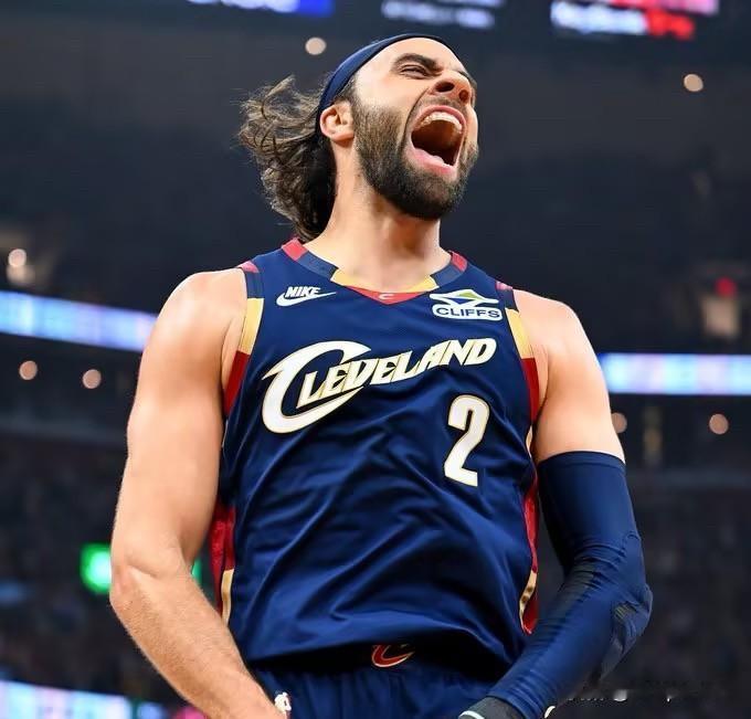 据TA记者弗雷德・卡茨报道，NBA休赛期的走向被两大球星的动向牢牢牵制——詹姆斯