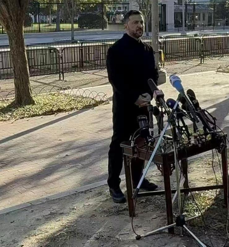 乌克兰总统和乌克兰人视为耻辱，人类历史上的首次。泽连斯基作为一国总统，却不得不在