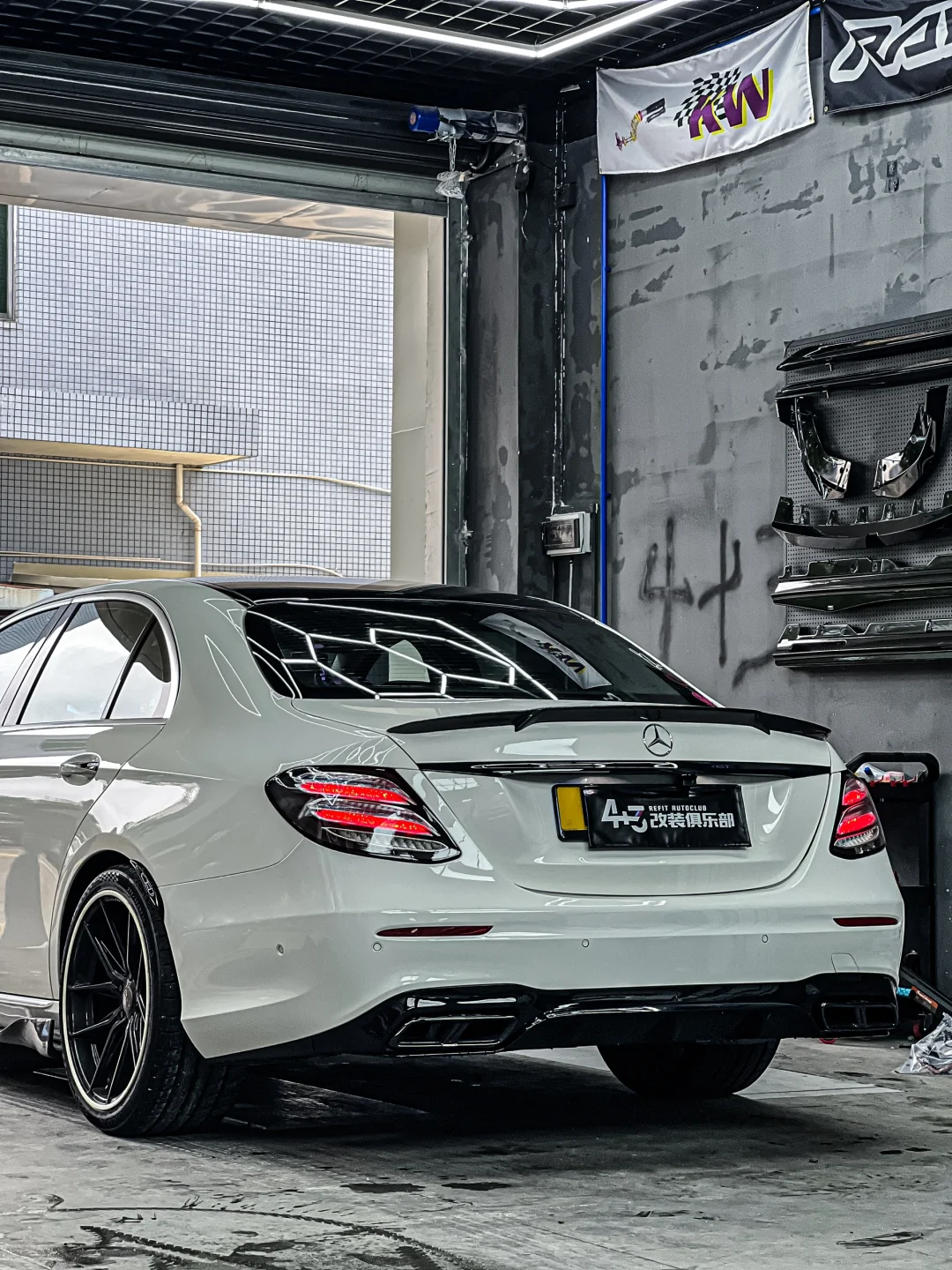 奔驰E白底尾灯、好看吗？