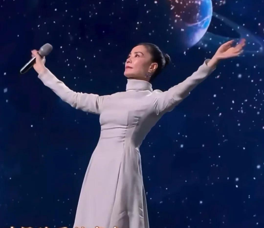 王菲春晚这身，真是被造型师“坑”惨了！
你敢信吗，一个勾眉、一个发型，瞬间让天后