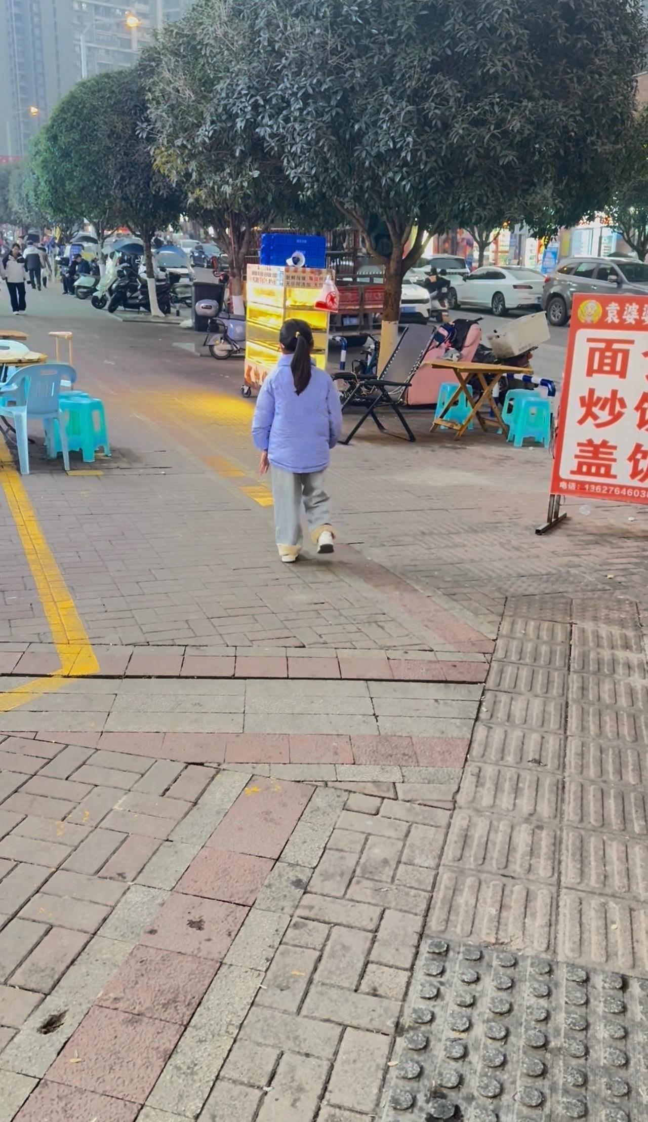 陪豆豆做康复的日子里，才真正读懂了“活在当下”的重量。
以前总忍不住焦虑：她什么