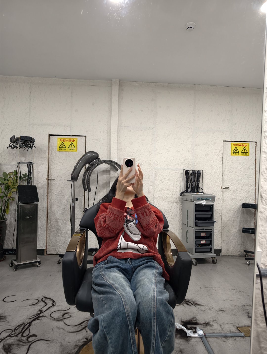 准备换掉我的黑长直，来染头发咯，想试试新的发色，纠结了半天还是不舍得漂，选了个偏