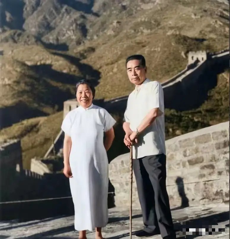 1955年8月22日，记录了周恩来与邓颖超在八达岭长城的珍贵合影 