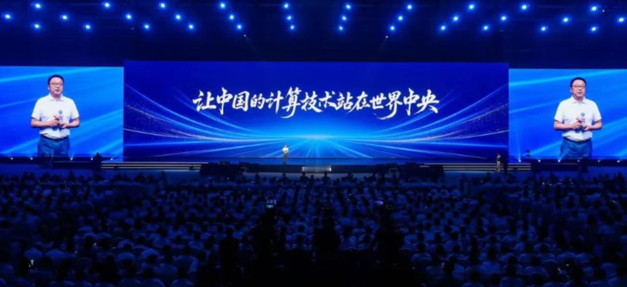满打满算在中科曙光已经干了5年多了，这次也受邀参加完30周年庆典，坐在现场，看着