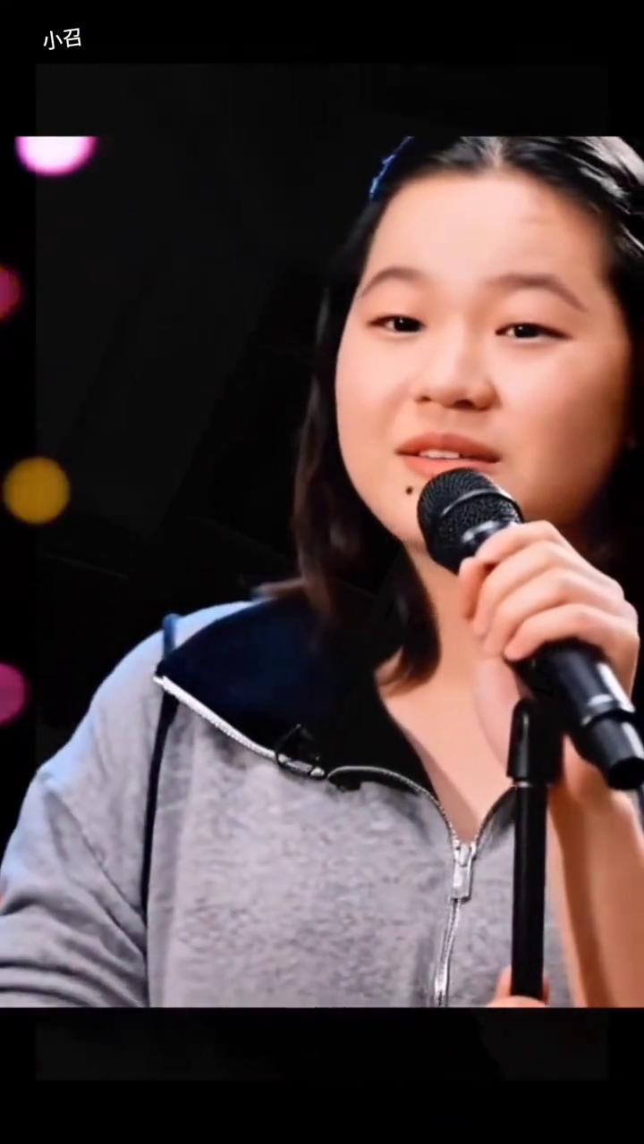 月亮月亮，我向你许愿，今夜想念的人在身边，熬过风雪又是一年，今生难得有人挂念，有