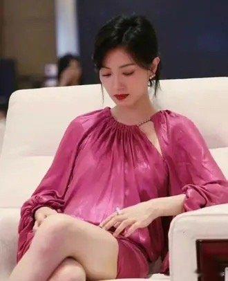 万茜私下真的是个宝藏女孩，你们知道吗？她那次在剧组，随便一个眼神，直接把男主角给