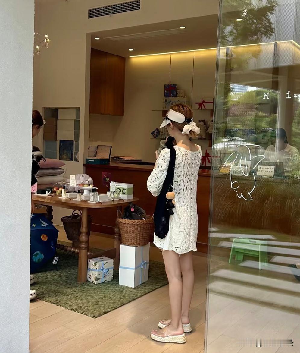 王思聪带新女伴到处游玩！前任懒懒不愿放弃，仍在日本发文示爱！[灵光一闪][灵光一