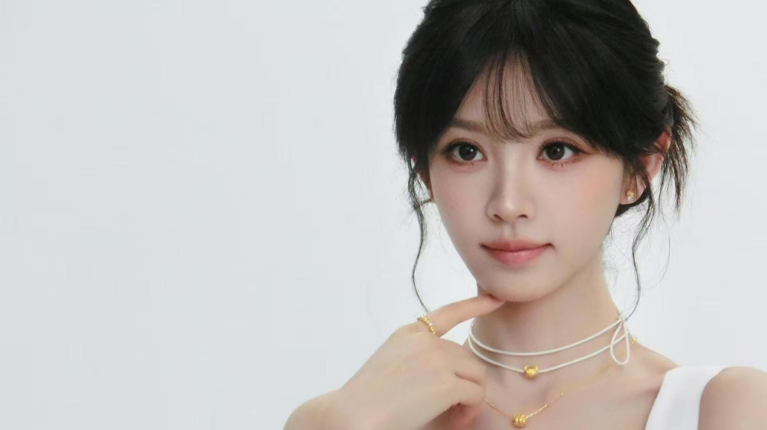 田曦薇美出新高度了田曦薇真的每次都美出新高度！又灵又干净，素净造型把五官衬得更精