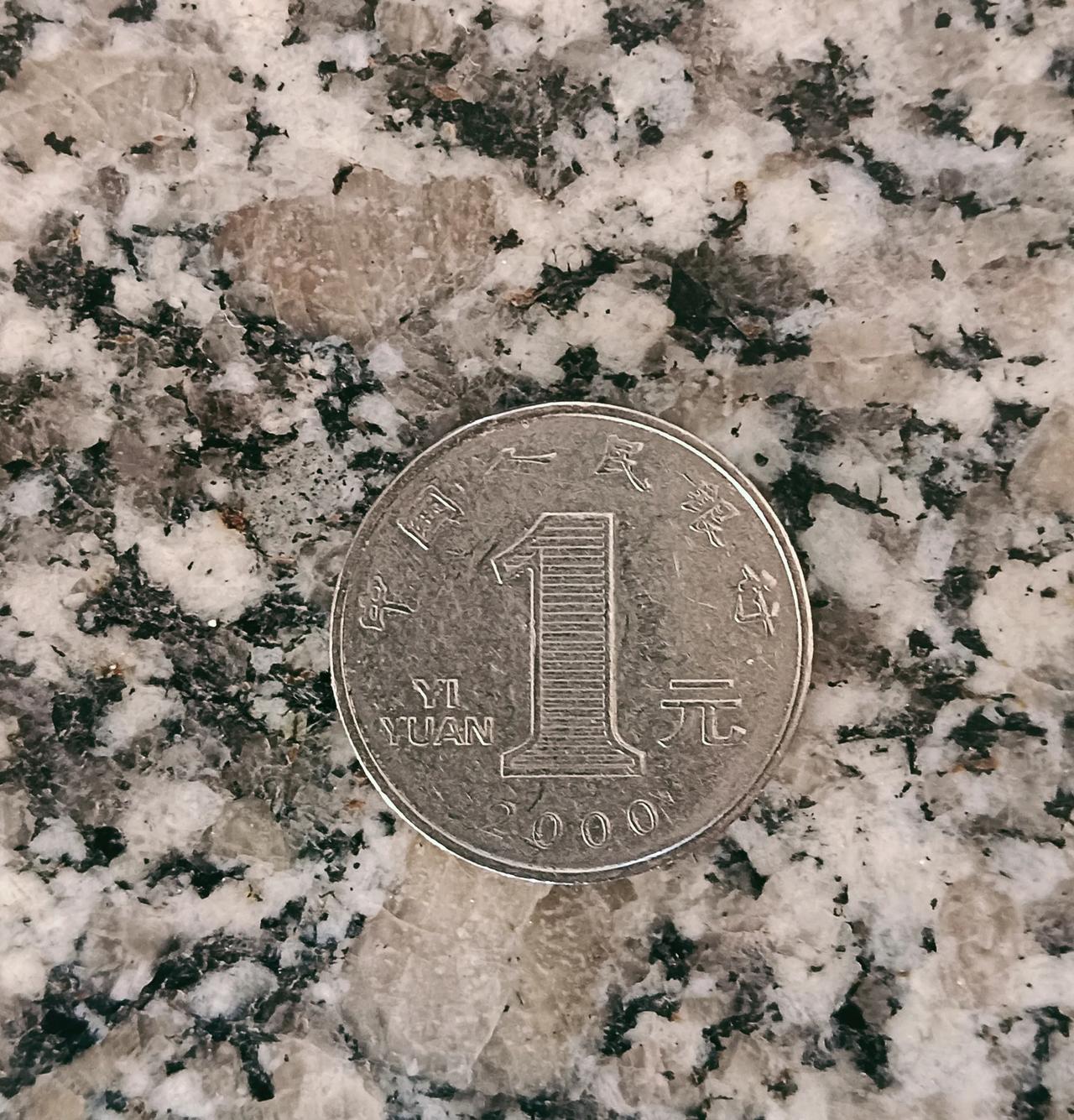 今天发财了，去菜市场买菜，从一个炸油条的店铺里买了四根油条，用现金十元纸币支付，