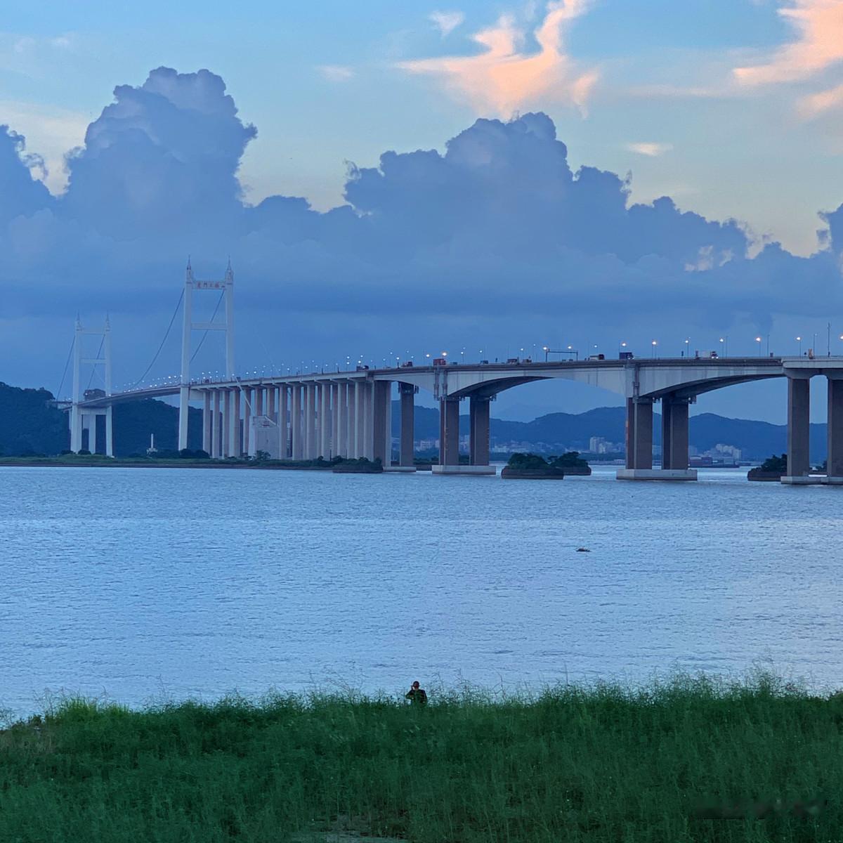 给云打电话的人  #iPhone拍摄#图虫城市建筑##海##河流##天空##桥梁