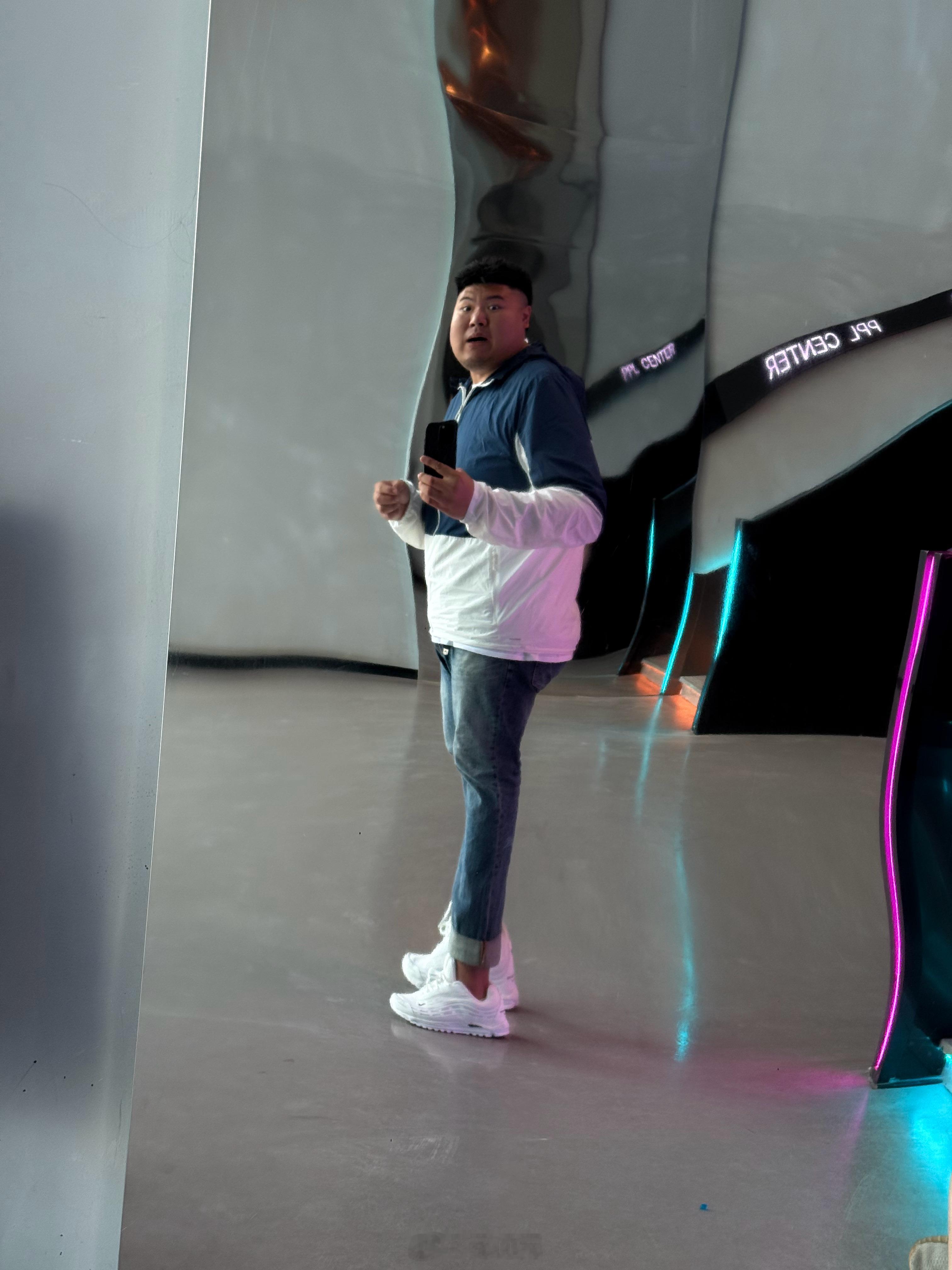 感谢哈哈镜让我变成大长腿哈哈哈哈哈  ​​​