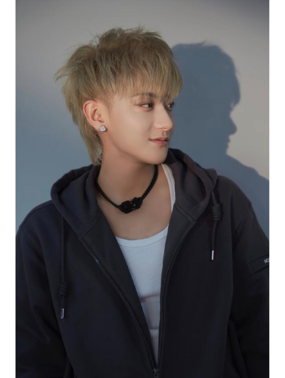 黄子韬因为减肥后脑勺秃了黄子韬 我不是秃顶了是后脑勺秃了 黄子韬在线澄清不是秃顶