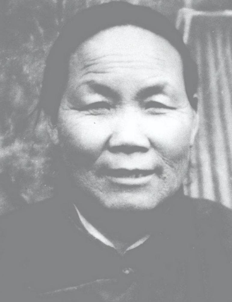 1940年，山东一大娘给八路军煮了浓稠的小米粥，饥饿的战士们狼吞虎咽。班长发觉不