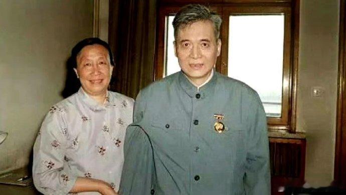 1986 年，邓稼先在弥留之际来到了天安门，望着长安街那熙熙攘攘的车水马龙，他对