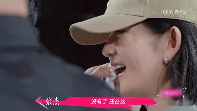 谢娜九妹的命姐姐当家娜姐的综艺感真的太绝了，往那儿一站就自带笑点，浑身都是梗！加