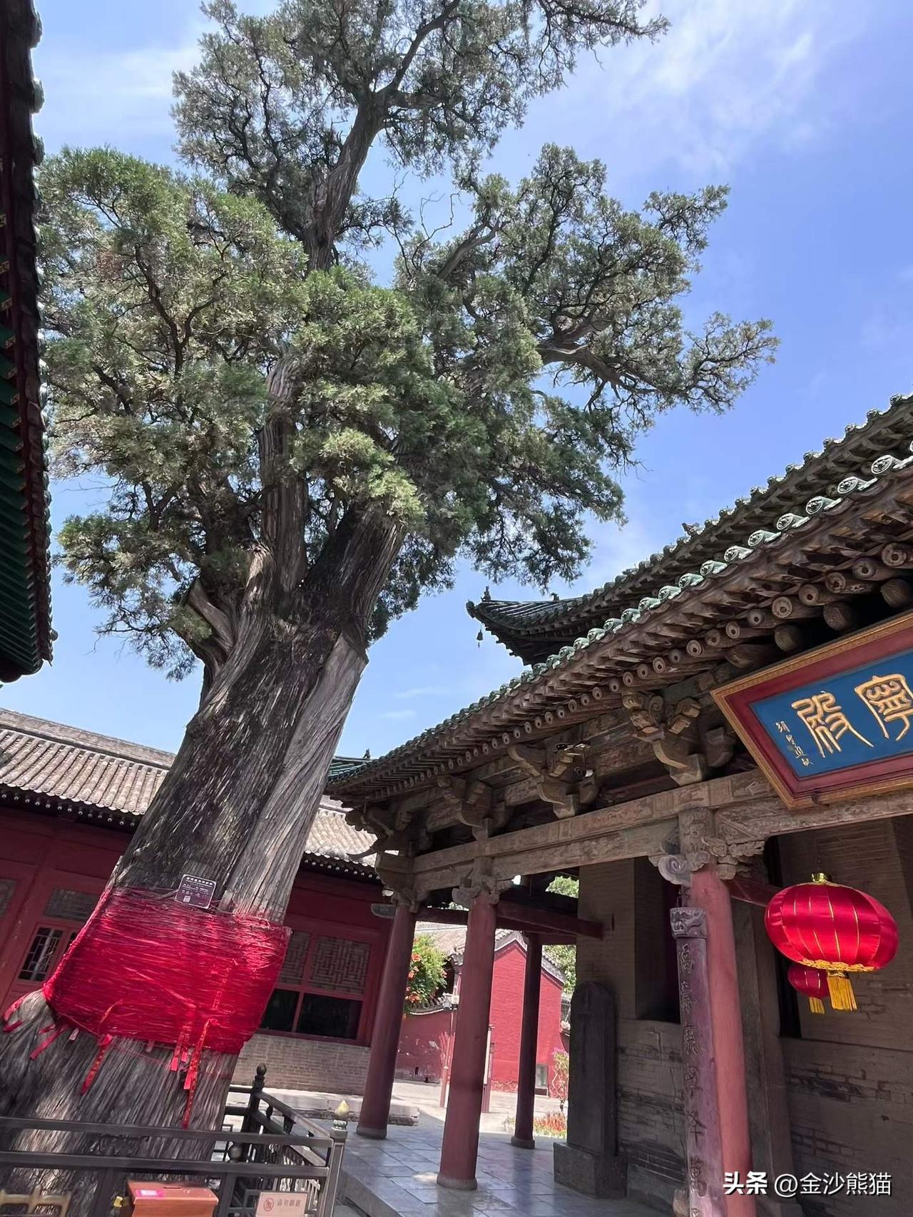 常平是关羽出生地，所以这里有关羽的家庙。位于运动市的这所庙里古柏苍劲挺拔，有10