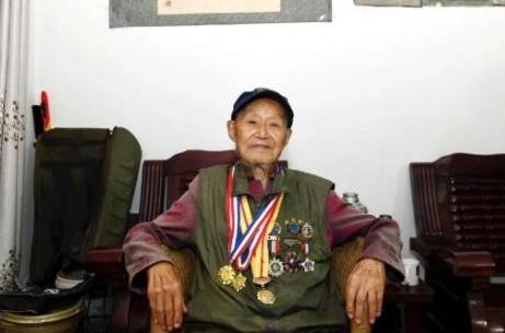 1984年，我国一名22岁的士兵陈洪远，意外发现一窑洞，里面竟然还传出女人的声音