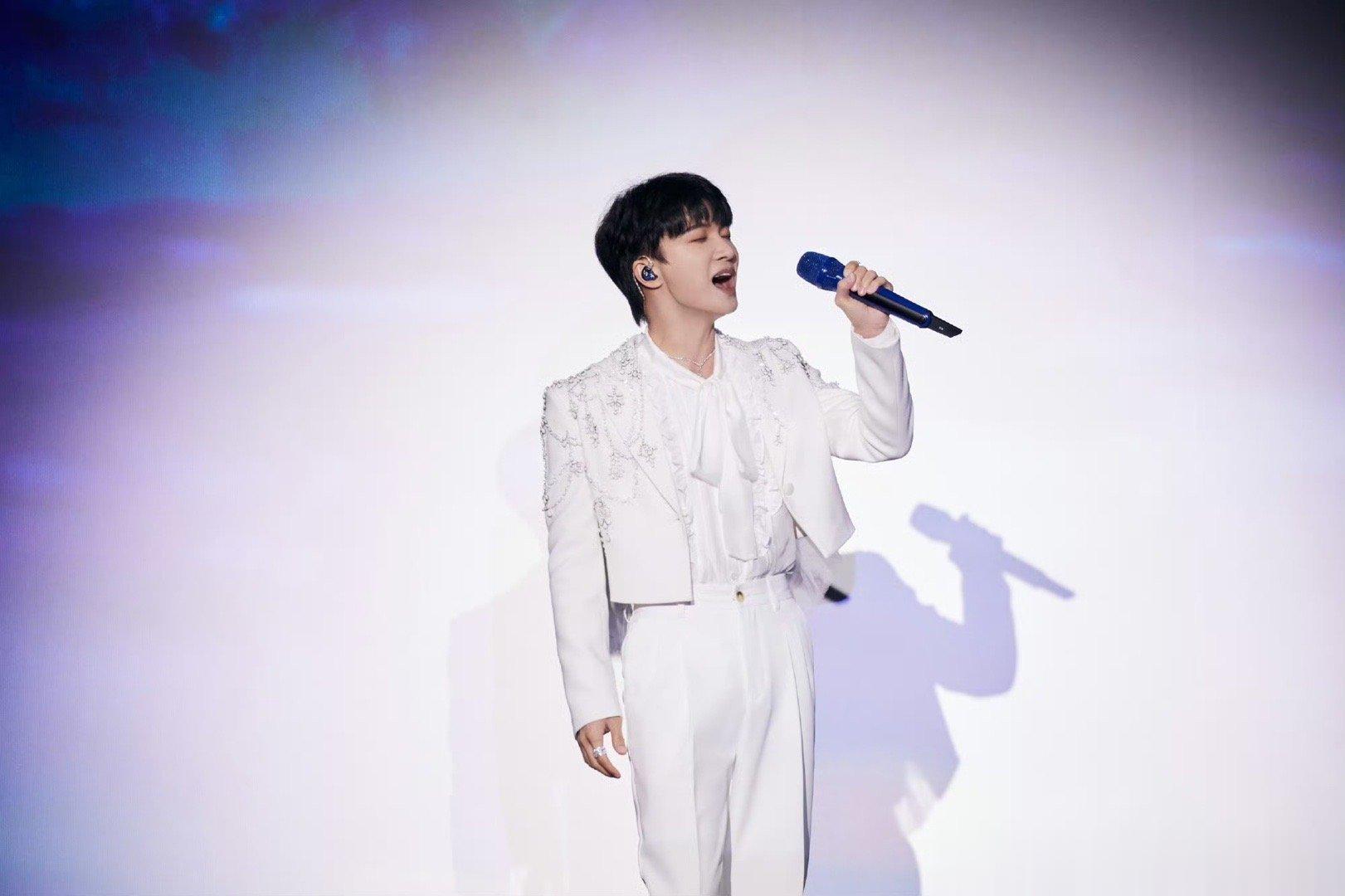#周深让粉丝照顾好自己# 的歌声治愈人心，人也是非常的暖心啊，大家也要注意休息和