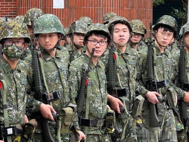 台军兄弟，在替“台独”卖命之前，先回答三个问题：你为谁而死？家人靠谁养？残废了谁