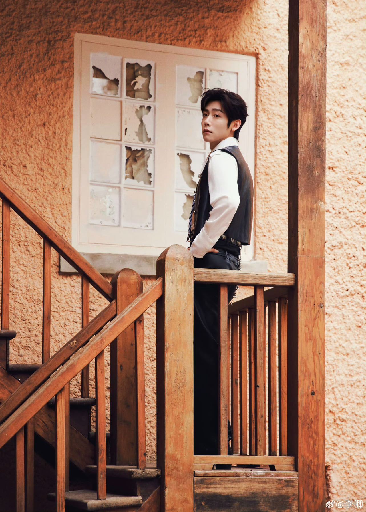 李卿3月最后一天耍酷一下李卿耍酷一下三月最后一天的仪式感，是李卿的帅照给的。用这