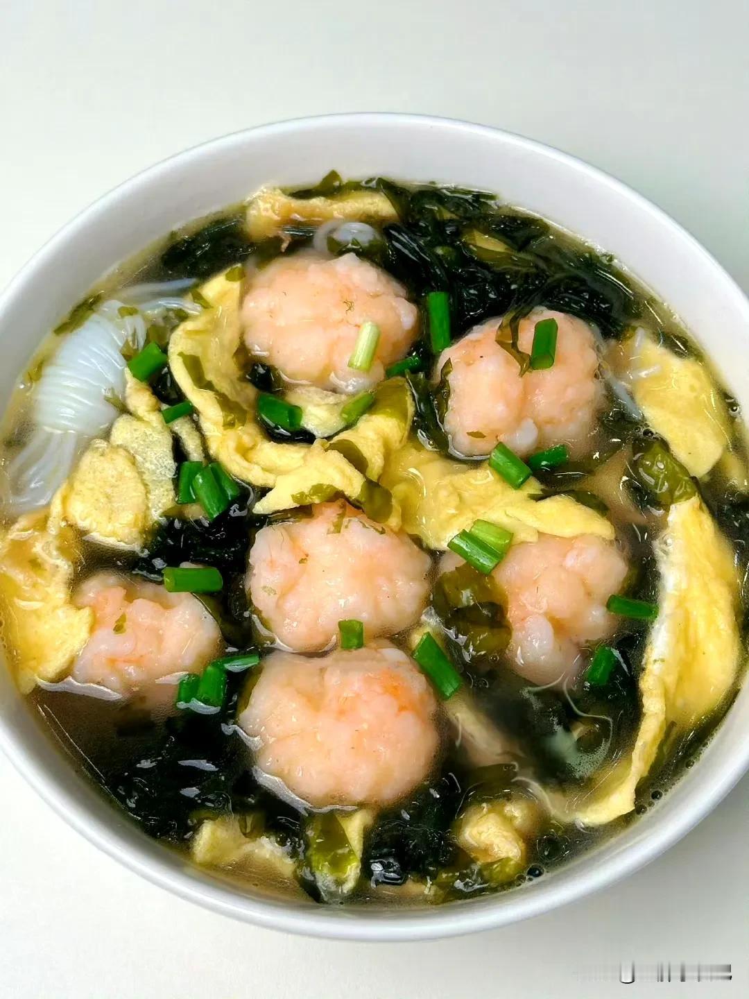 紫菜虾滑汤🍲
人间烟火气 最抚凡人心💫
一碗清香四溢的虾滑汤
让自己的肠胃暖