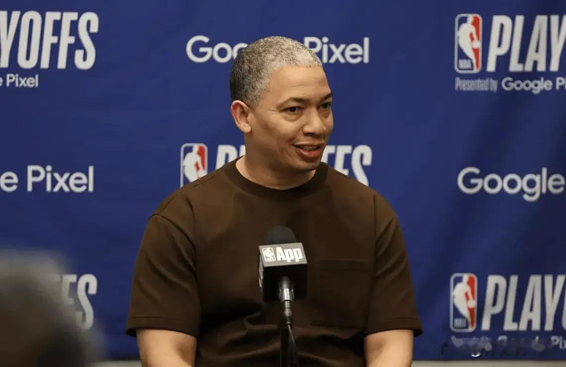 今日乃快船主教练泰伦 - 卢48岁的生辰，NBA官方为其贺寿。
泰伦 - 卢在球
