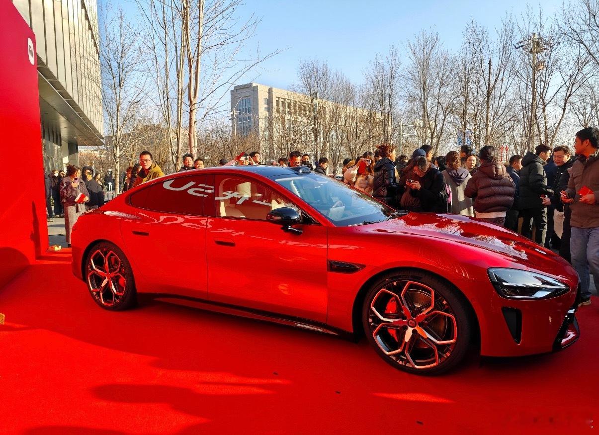 雷军称相信新SU7会大卖开工第一天雷总还挺忙，先是发红包接着又推新车色，上班第一