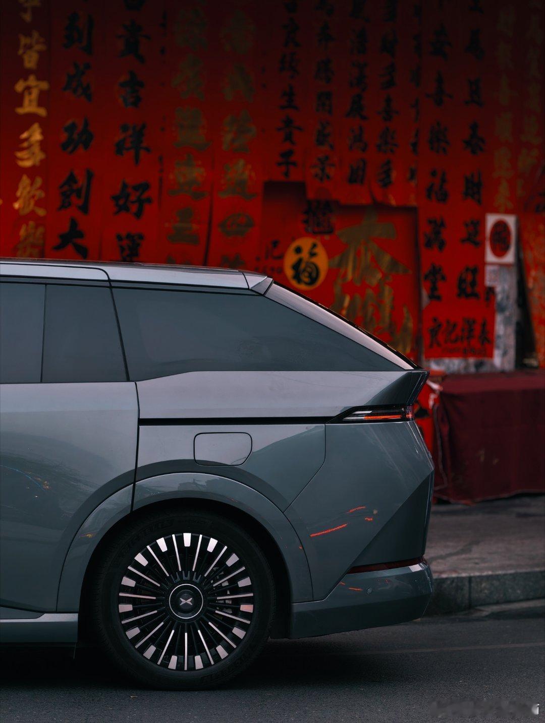 开着小鹏回家过年 今天错峰来网红点“画车”，带着小鹏 X9 来迎个财神“马上有钱