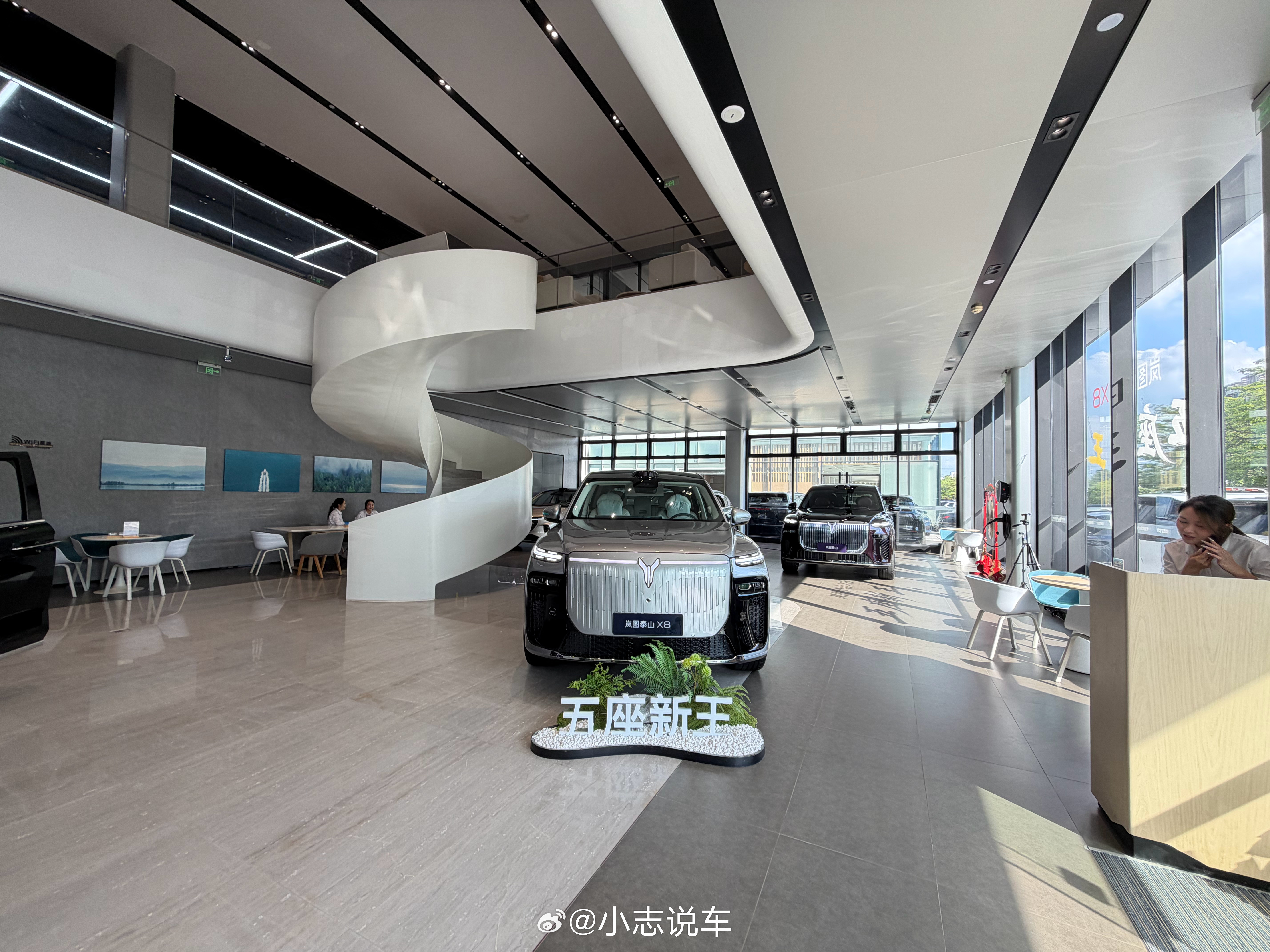 来岚图办理下X8资料～展厅中间就是台星光银泰山X8～内饰雪松和选配和我那台一模一
