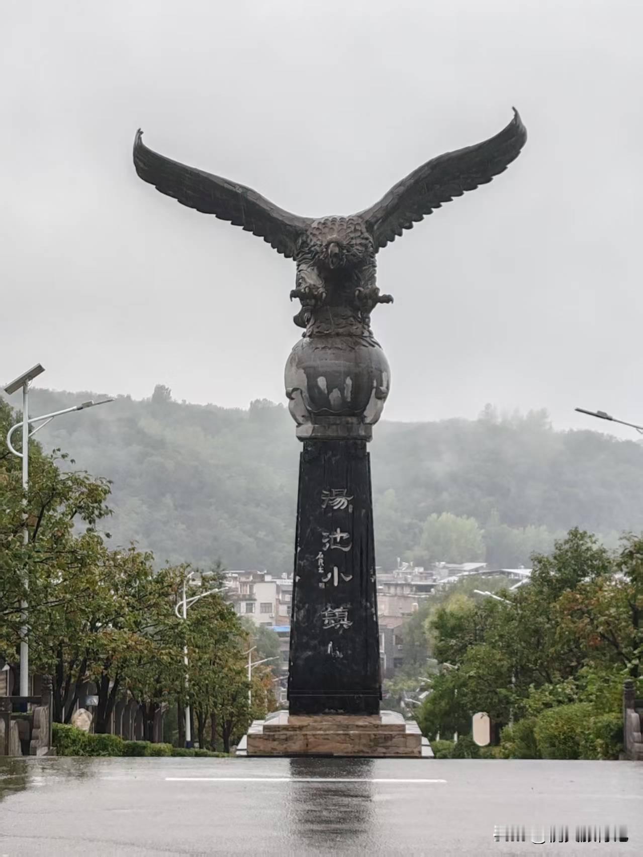 西安蓝田，沿着蜿蜒曲折的山路，看到了雨雾中的东峰山古庙，充满了神秘色彩
