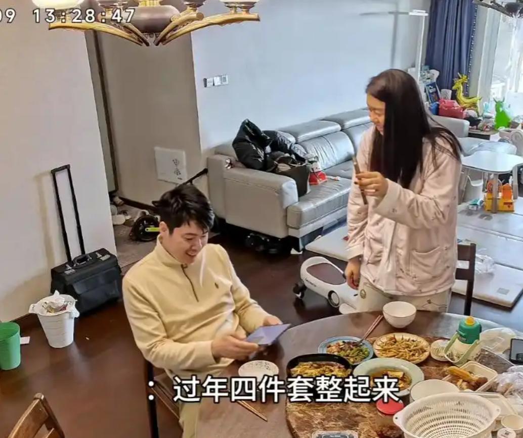 江苏，一对夫妻在家吃饭聊天，妻子突然抱怨，这一年因为带娃请了几次假，年终奖没有了