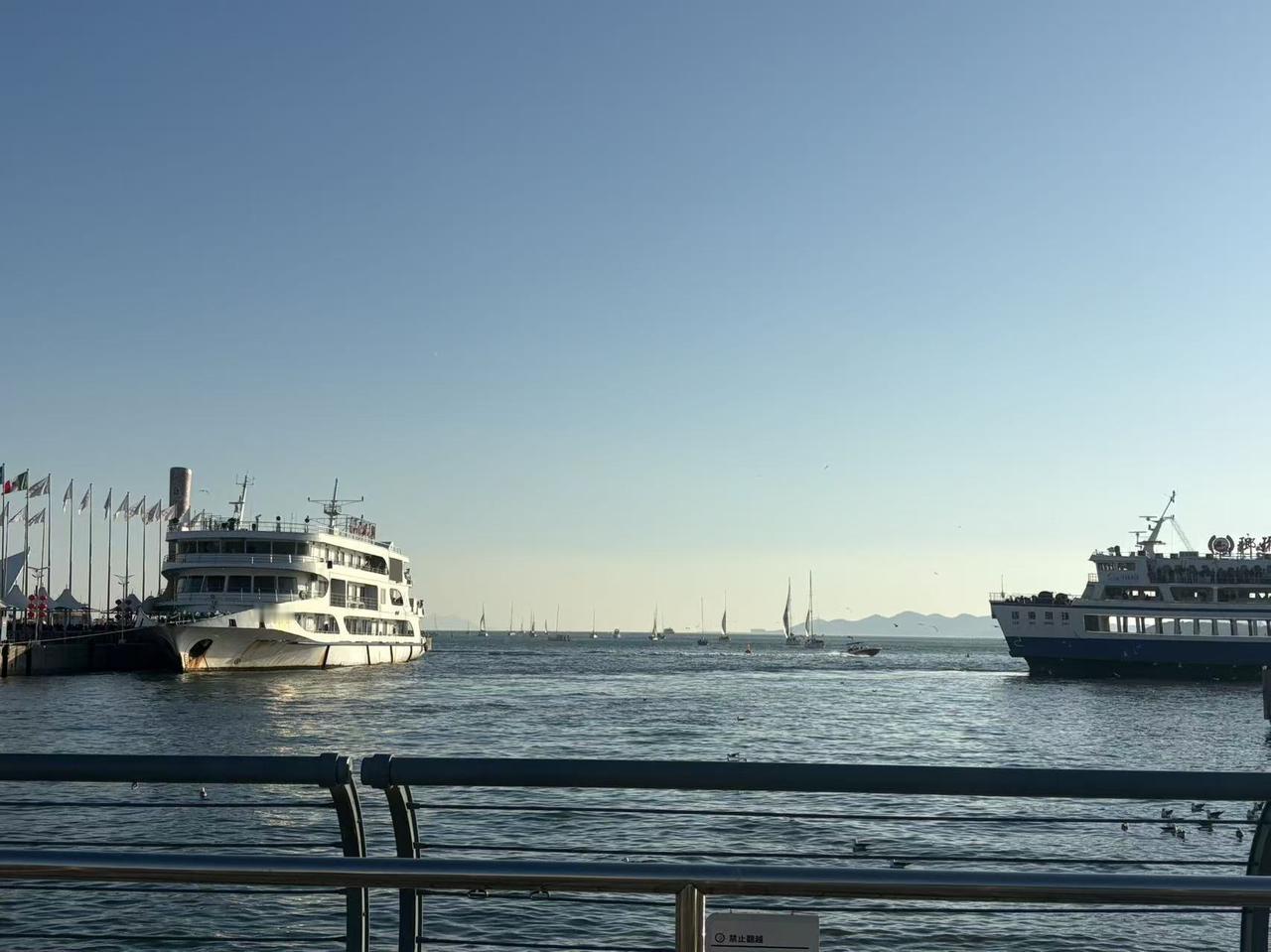 春日生活打卡季 春日来青岛坐海上游轮，简直不要太惬意！2025年4月16日，青旅